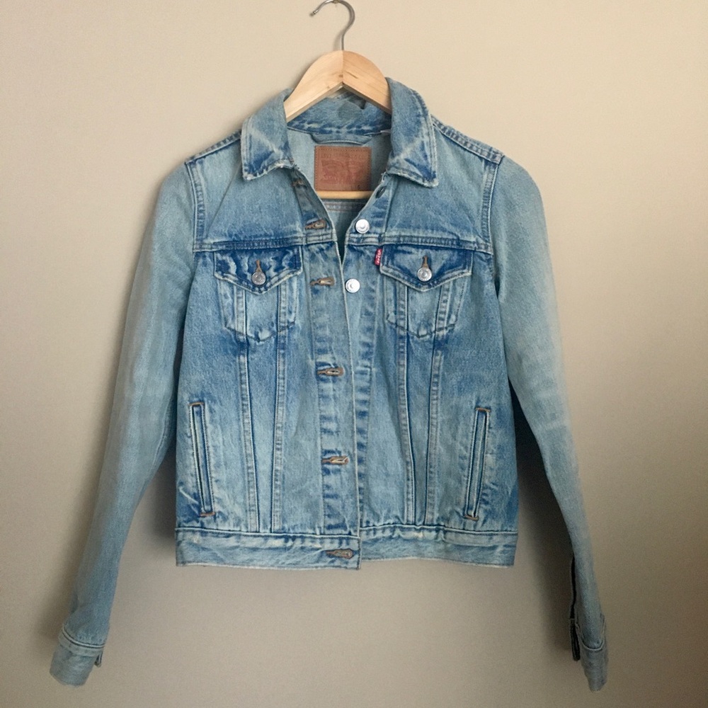💜LEVI’s Light Wash Jean Jacket Small